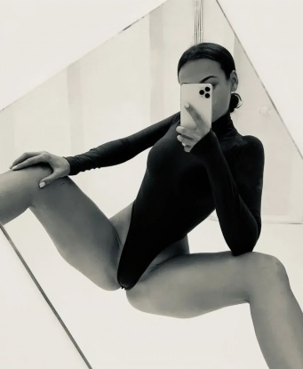 Соблазнительная блондинка с аппетитной фигурой приглашает провести время наслаждения и удовольствия. Гарантирую чувственный вечер, после которого ты будешь долго вспоминать меня. Позвони, не упусти шанс! Расслабься со мной под бодрящий алкоголь и обстановку в виде независимой привлекательной дамы. 9404, 25 лет